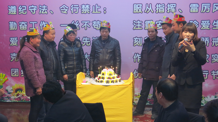 公司每月给员工举办集体生日Party