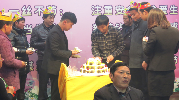 公司每月给员工举办集体生日Party